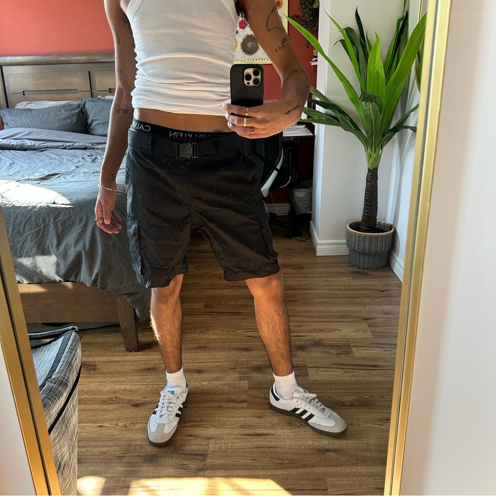 BLACK CARGO SHORTS - SIZE SMALL